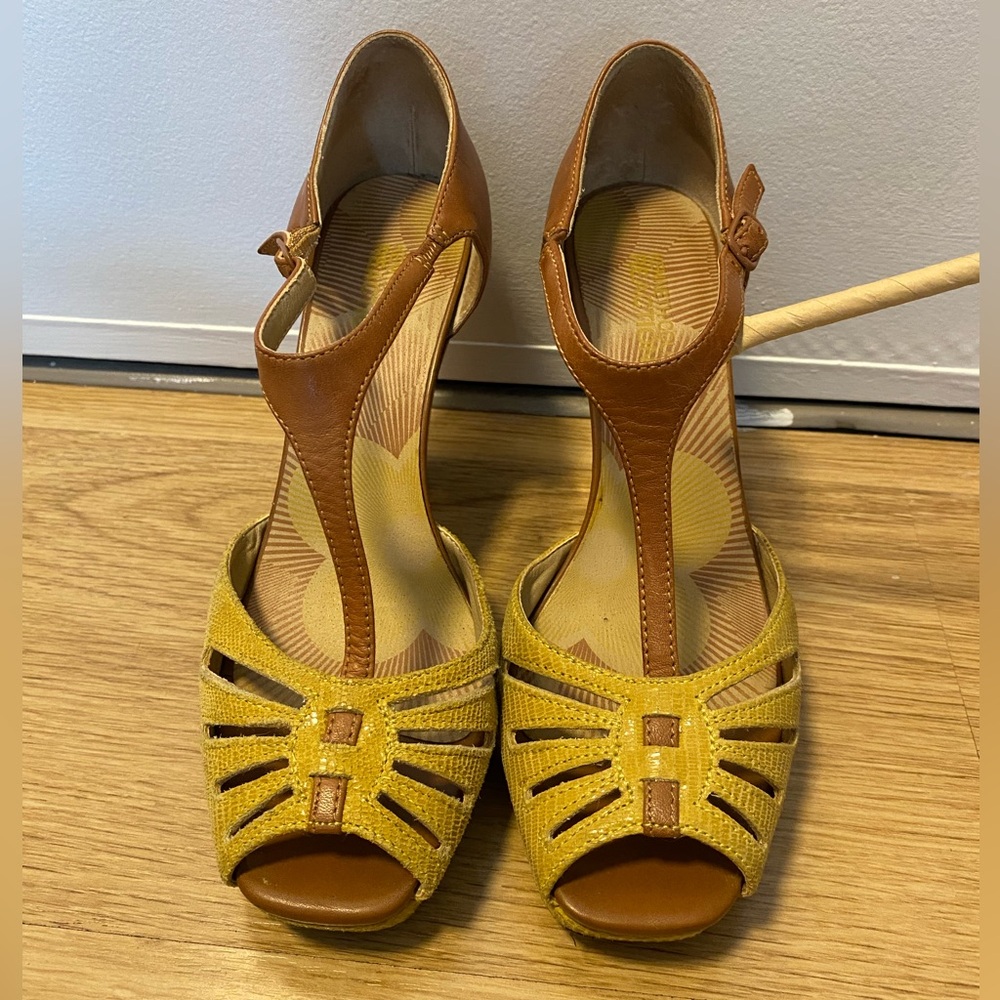 Kenneth Cole Reaction 4” yellow and Wood Heel Sandal size 7